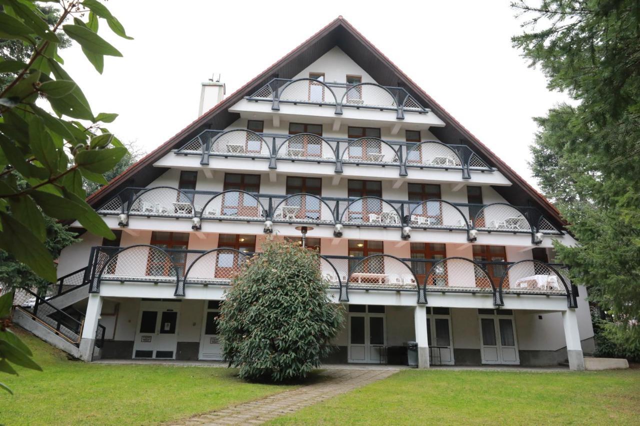 Geopark Vendeghaz Hotel Bukkszentkereszt Buitenkant foto